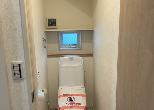 【トイレ】 | トイレは大きさや形、機能、抗菌性などが異なる多種多彩なタイプが各メーカーから出ています。それぞれに良さがあるため、事前にどういったタイプのトイレがいいのかをご家庭内で決めて、内見に行くといいでしょう。
