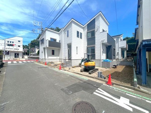 横須賀市鴨居１丁目の新築一戸建の前面道路含む現地写真