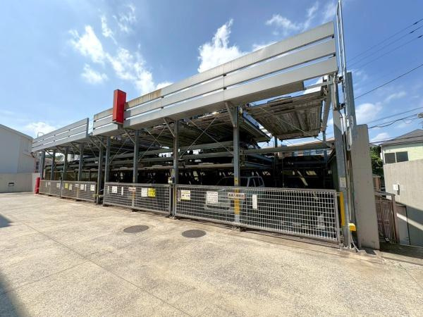 クレッセント磯子の駐車場