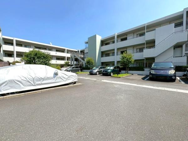 クレッセント磯子の駐車場