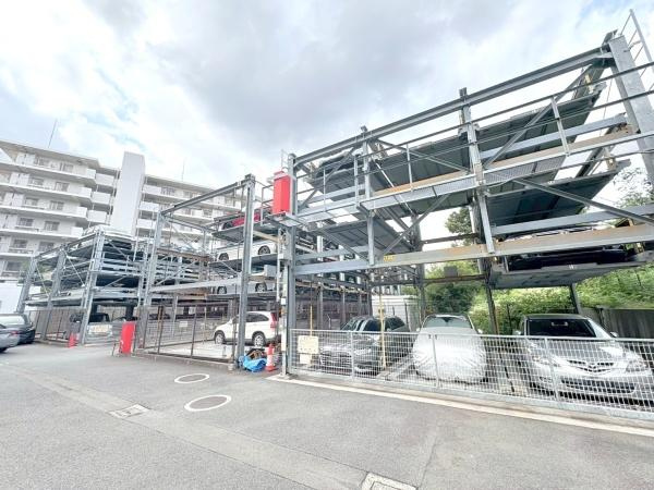 ファミールあざみ野スカーレットヒルズの駐車場