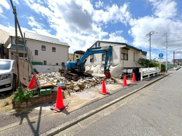 横浜市緑区東本郷５丁目の新築一戸建の前面道路含む現地写真