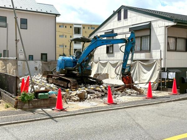 横浜市緑区東本郷５丁目の新築一戸建の前面道路含む現地写真