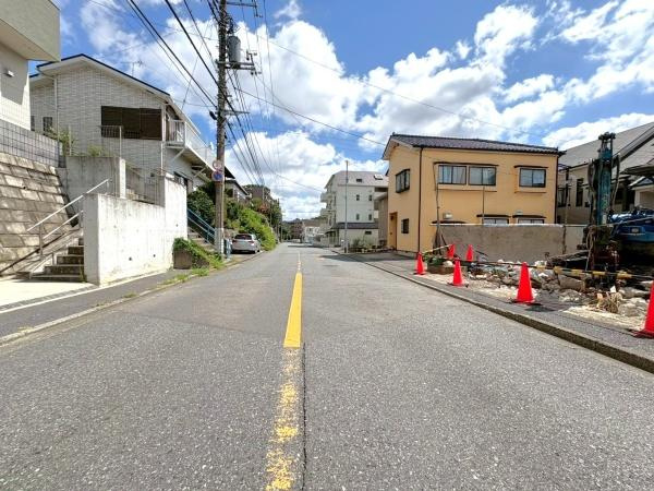 横浜市緑区東本郷５丁目の新築一戸建の前面道路含む現地写真