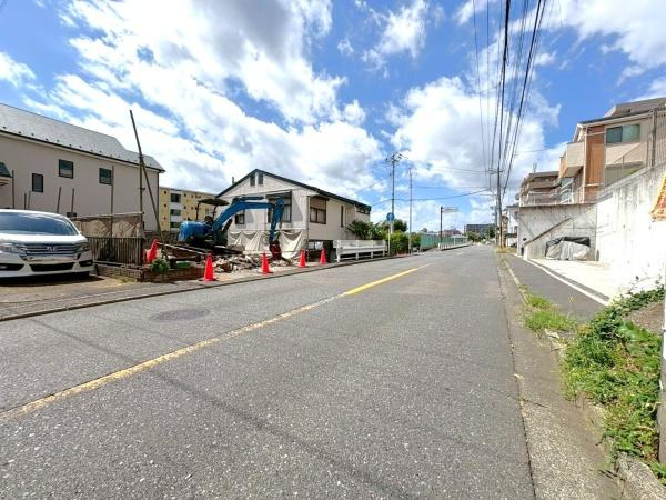 横浜市緑区東本郷５丁目の新築一戸建の前面道路含む現地写真