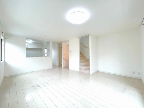 横浜市港南区港南６丁目の中古一戸建の居間・リビング