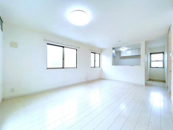 横浜市港南区港南６丁目の中古一戸建の居間・リビング