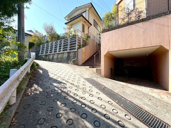 川崎市中原区井田２丁目の中古一戸建の前面道路含む現地写真