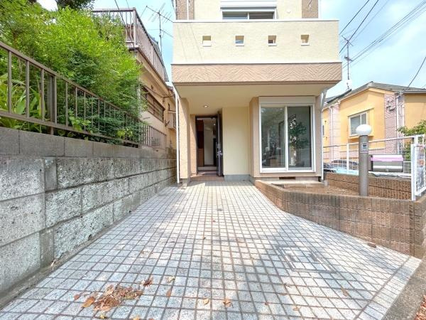 横浜市神奈川区松見町２丁目の中古一戸建の駐車場