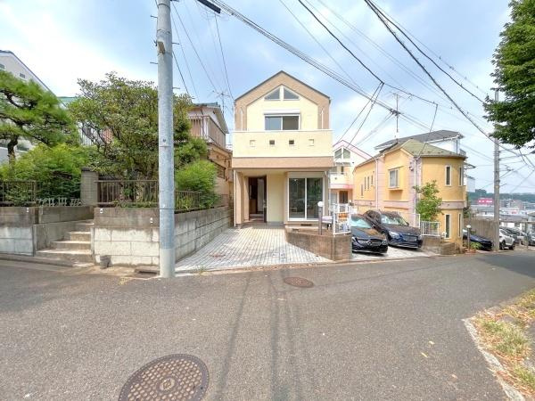 横浜市神奈川区松見町２丁目の中古一戸建の前面道路含む現地写真
