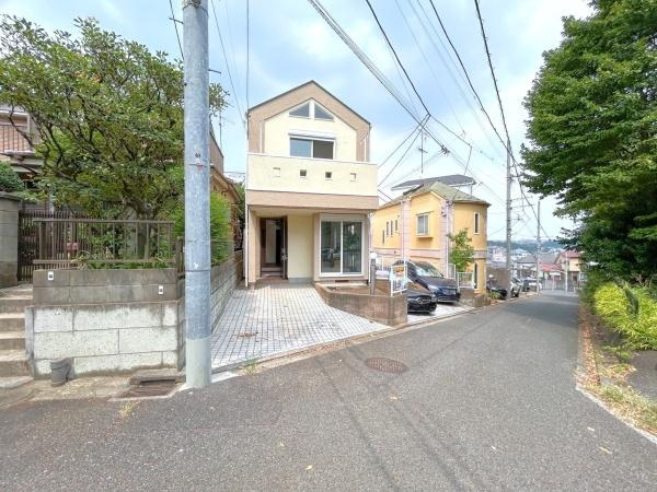 横浜市神奈川区松見町２丁目の中古一戸建の前面道路含む現地写真