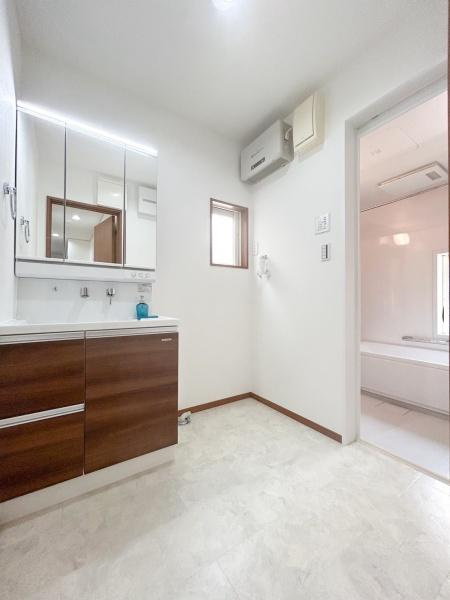 横浜市神奈川区松見町２丁目の中古一戸建の独立洗面台