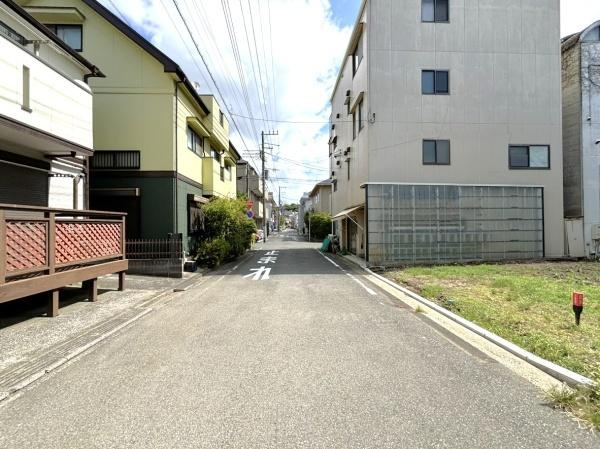 横浜市中区千代崎町２丁目の売地の前面道路含む現地写真