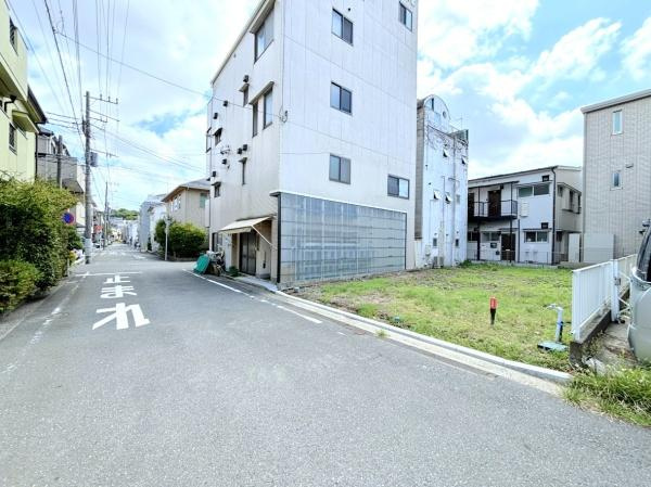 横浜市中区千代崎町２丁目の売地の前面道路含む現地写真