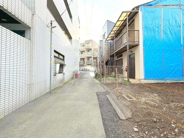 横浜市西区藤棚町２丁目の売地の前面道路含む現地写真