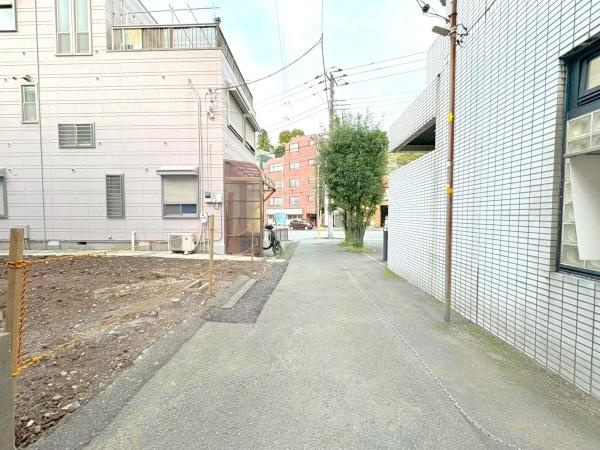 横浜市西区藤棚町２丁目の売地の前面道路含む現地写真