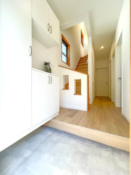 平塚市めぐみが丘２丁目の中古一戸建の玄関