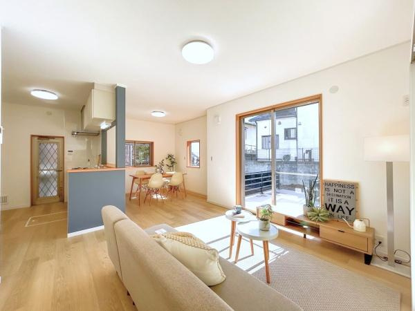 平塚市めぐみが丘２丁目の中古一戸建の居間・リビング