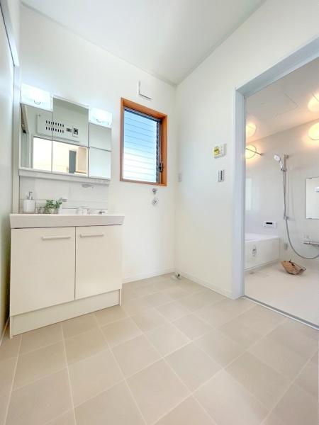 平塚市めぐみが丘２丁目の中古一戸建の独立洗面台