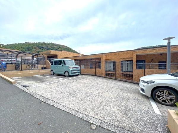 ナイスステージ葉山の駐車場