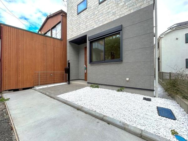 横浜市西区西戸部町３丁目の新築一戸建の駐車場