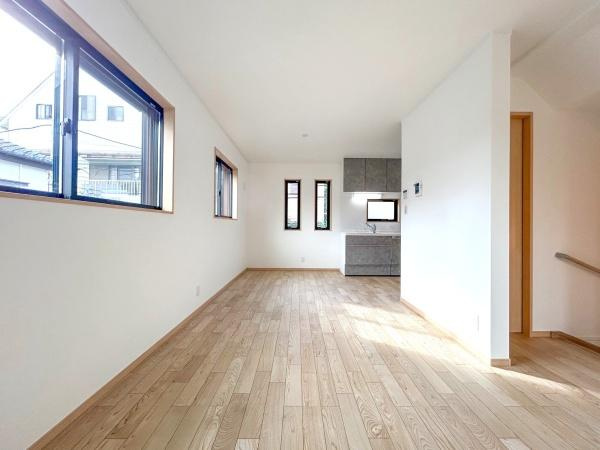 横浜市西区西戸部町３丁目の新築一戸建の居間・リビング