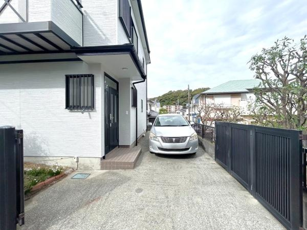 三浦郡葉山町一色の中古一戸建の駐車場