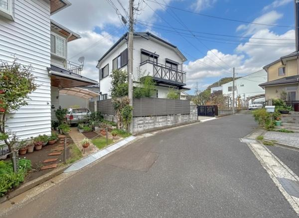 三浦郡葉山町一色の中古一戸建の前面道路含む現地写真