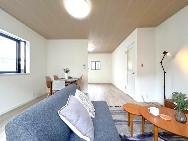 三浦郡葉山町一色の中古一戸建の居間・リビング