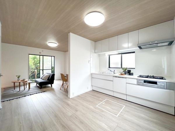 三浦郡葉山町一色の中古一戸建の居間・リビング