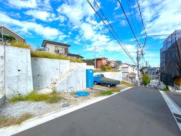 横浜市保土ケ谷区桜ケ丘１丁目の売地の前面道路含む現地写真