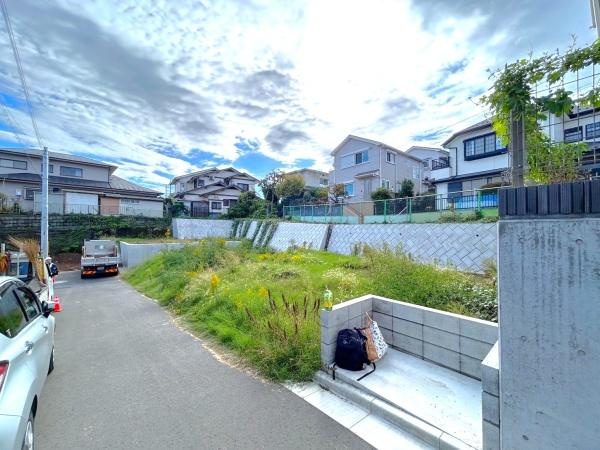 横浜市保土ケ谷区桜ケ丘１丁目の売地の前面道路含む現地写真
