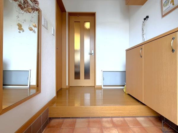 横浜市栄区東上郷町の中古一戸建の玄関