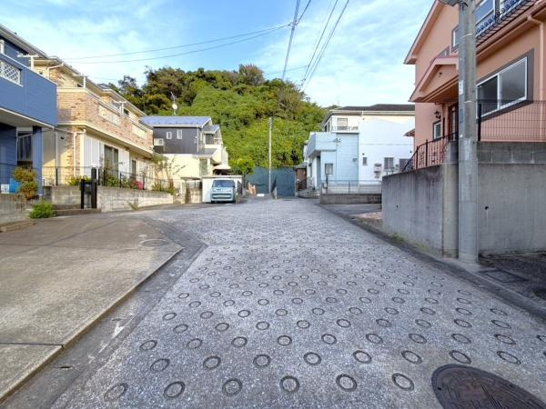 横浜市栄区東上郷町の中古一戸建の前面道路含む現地写真