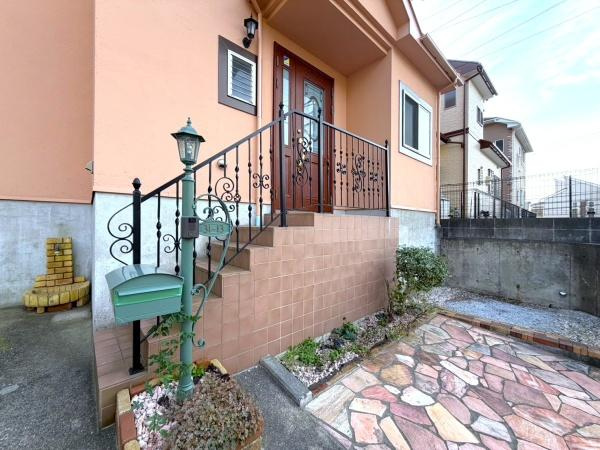 横浜市栄区東上郷町の中古一戸建の玄関