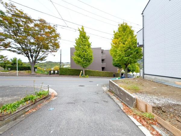 横浜市栄区上之町の新築一戸建の前面道路含む現地写真