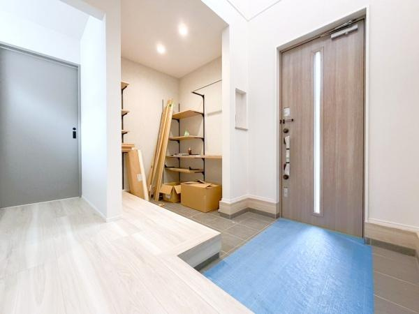 横浜市栄区上之町の新築一戸建の玄関