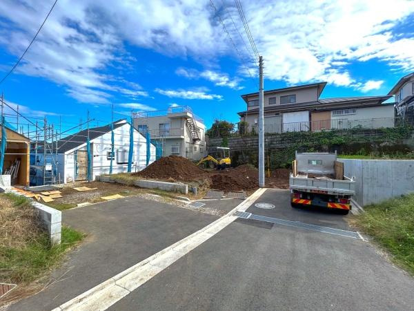 横浜市保土ケ谷区桜ケ丘１丁目の売地の前面道路含む現地写真