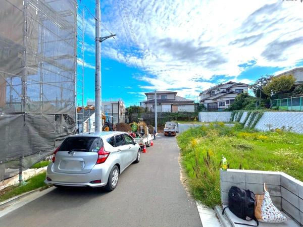 横浜市保土ケ谷区桜ケ丘１丁目の売地の前面道路含む現地写真