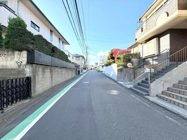 横浜市神奈川区六角橋６丁目の中古一戸建の前面道路含む現地写真