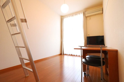 【居間・リビング】 | レオパレスセブンスヒルⅢプラス | 1Fはフローリング・2Ｆ絨毯。同タイプの物件写真です。