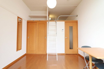 【居間・リビング】 | レオパレスヴォワール | 当社人気のロフトタイプ！開放的なお部屋が好きな人へ