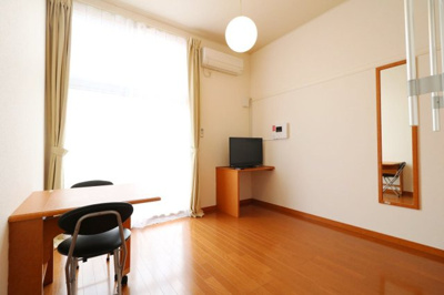 【居間・リビング】 | レオパレスヴォワール | SECOM完備（無料）により24時間安心の住空間をご提供