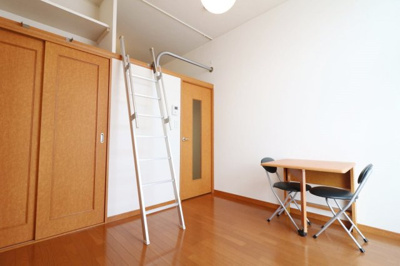 【居間・リビング】 | レオパレスヴォワール | ロフトタイプは天井が高く開放的な窓から日が差し込みます！