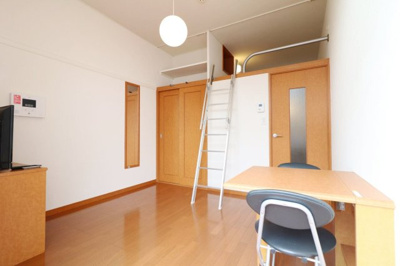 【居間・リビング】 | レオパレスヴォワール | １Fはフローリング仕様・２Ｆは絨毯仕様になります。