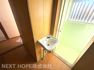 【洗面所】 | 宝塚市中州2丁目中古戸建 | 浴室の手前には洗面が設けられております♪