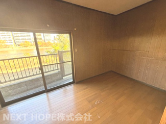 【洋室】 | 宝塚市中州2丁目中古戸建 | 1階洋室４帖です♪お好きなリフォームを楽しんでみませんか？流行りのDIYにチャレンジしてみませんか？