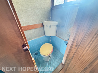 【トイレ】 | 宝塚市中州2丁目中古戸建 | シンプルトイレです。お好きなリフォームを楽しんでみませんか？流行りのDIYにチャレンジしてみませんか？