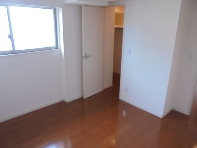 プラナス南八幡の洋室