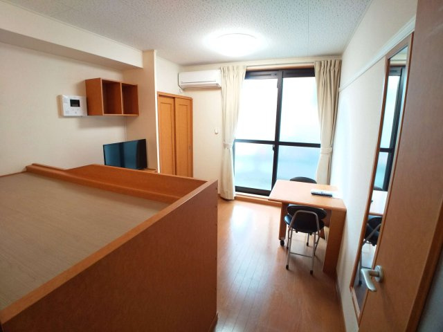 レオパレス新堂Ⅱの居間・リビング|ワイドな窓にて明るいお部屋